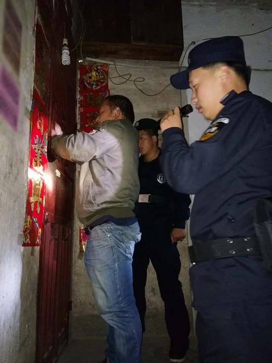 清远粗心妈妈误将幼女锁家中 民警全城寻开锁师傅开门